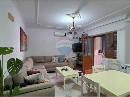 Apartament 1+1 në shitje pranë Shkolla Ismail Qemali – Okazion