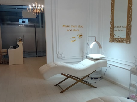 🏢 Jepet me Qira Dyqan – Rruga e Kavajës (Garden Building) 