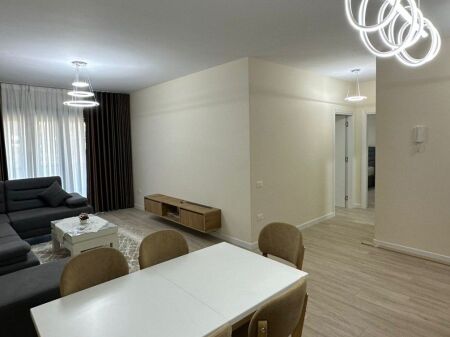 Jepet me qera apartament 2+1 + verandë tek Liqeni i Thatë