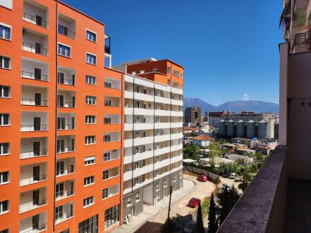 Appartamento Nuovo 2+1 (Yzberisht – vicino Ospedale Americano 3) | Palazzo Nuovo con Ascensore | Completamente Arredato | Ampio Balcone | Cucina Nuova