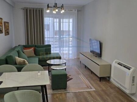 Affitto, Appartamento 1+1+Posto Auto, Complesso E-88, Tirana.