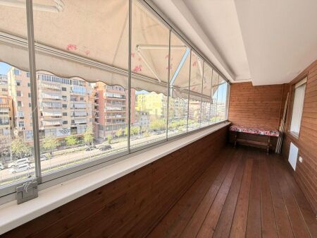 Appartamento moderno 3+1+2 con 2 posti auto nella zona del Comune di Parigi