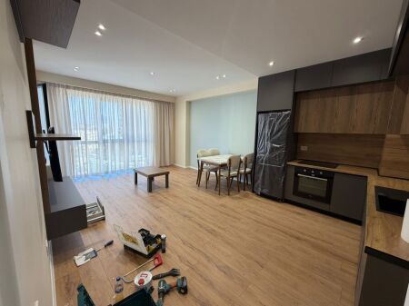 Appartamento 1+1 in affitto + 🅿️📍 Astir, Complesso Urban Gate  ✔️ 5° piano✔️  Palazzo con ascensore✔️  Arredato✔️  Ambiente spazioso e ben organizzato✔️  Posto auto incluso  💰 Prezzo:  53.000  lek    📞 Per maggiori informazioni o visita, contattare