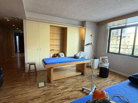 Jepet me qira ambient biznesi 🌿 Rruga federik xhaijko    Ambient i përshtatshëm për qendër estetike, klinikë dentare, apo qendër masazhi.  📍 Sipërfaqe: 115 m² 🏢 Organizimi: 5 dhoma 🚿 Facilitete:  • 2 dhoma me sauna dhe dushe  • 2 tualete  • Sistem ngrohje dhe audio qendrore  ✔️ Ambienti është totalisht i investuar dhe gati për përdorim.kati 1   💰 Çmimi: 1200 €/muaj (i diskutueshëm)