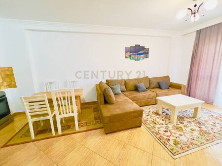 Apartament 2+1+2 tek Komuna e Parisit!