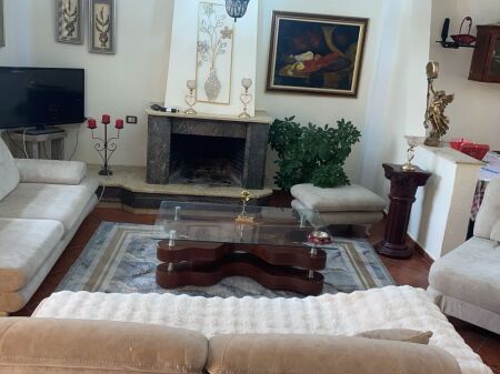 🏠Nella zona di Ali Demi, di fronte alla scuola "Kushtrim i Lirise", è in affitto il secondo piano di una villa 2+1, arredata. 600 Euro