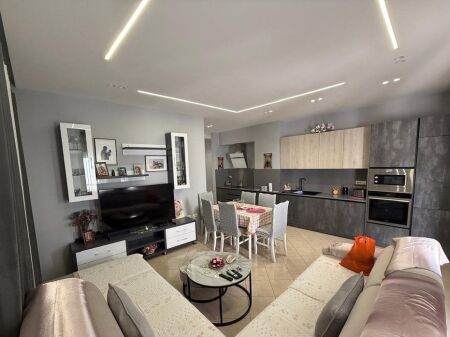 Appartamento 3+1+2 +80m Verande In vendita a Fresk, Tirana