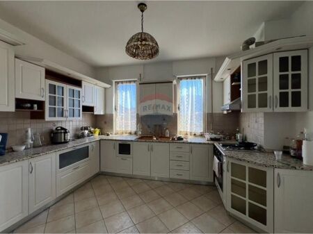 APARTAMENT PER QIRA  2+1 +2 RRUGA E BARRIKADAVE!