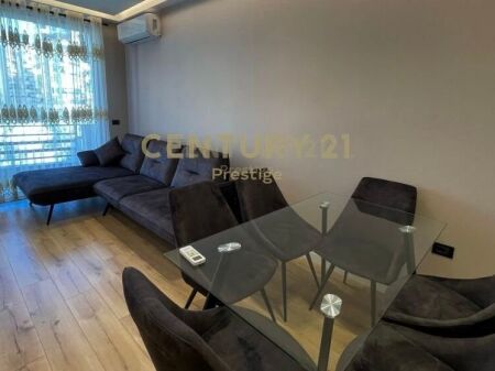 Appartamento 1+1 in affitto vicino alla scala presso il Comune di Parigi