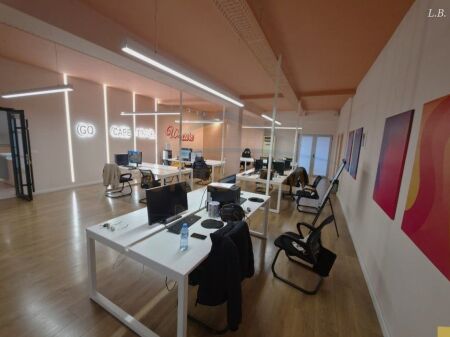 Ufficio in Affitto 200 m² in Via Shkëlqim Fusha, Comune di Parigi, Tirana