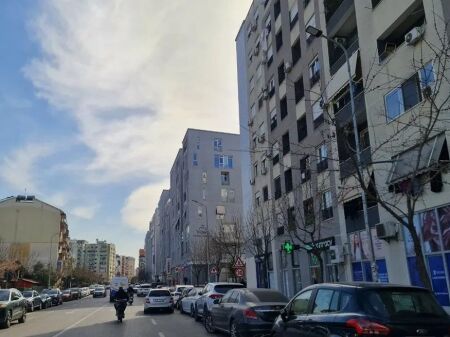 Jepet me qera dyqan ne Komune te Parisit,prane Klinika Indiane e Syve