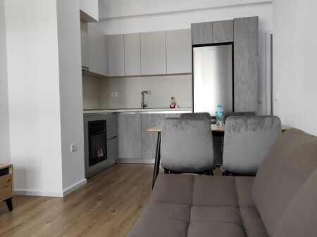 Apartament me qira 1+1 në Fresk!
