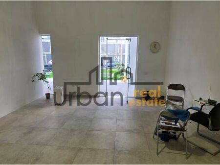 Qera, Dyqan, Prane Rruges se Barrikadave, Tirana - 400€ | 40 m²