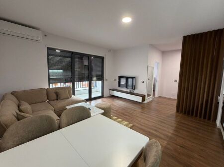 PREZZO RIBASSATO!!! Affittasi appartamento 1+1 nella zona di Bulevardi i Ri, vicino a Jordan Misja.