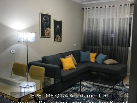 Jepet me qira apartament 1+1 në 📍Komuna e Parisit, ngjitur me Qendrën Kristal.