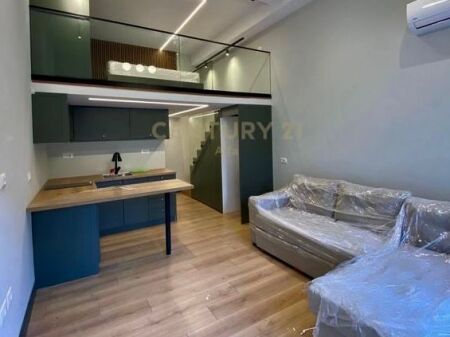 Dupleks ne shitje, Xhamllik