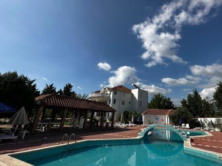 Hotel me pishine me qira 5 minuta nga TEG