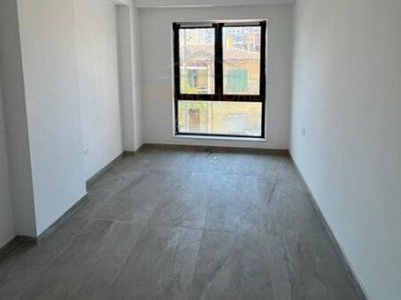 Qera, Ambient biznesi,Myslym Shyri