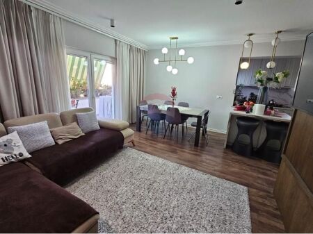 Shitet Apartament 3+1+2 te Rruga e Kavajës