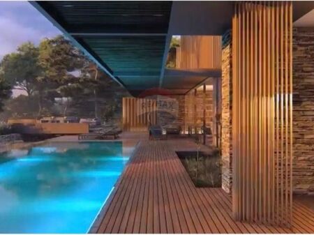 COMPLESSO LURA 5, VENDIAMO VILLA DI LUSSO CON PISCINA