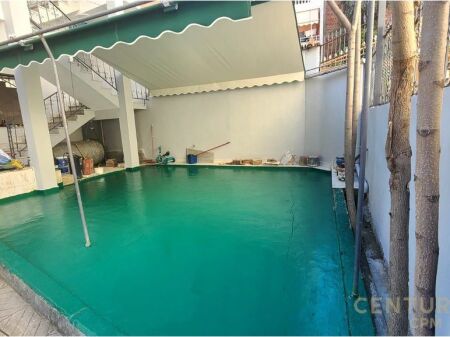 Godinë 3-katëshe me oborr për qira – pranë Komisariatit Nr. 1 1,850 € /Muaj