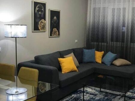 Apartament 1+1 me qira dy minuta nga Komuna e Parisit