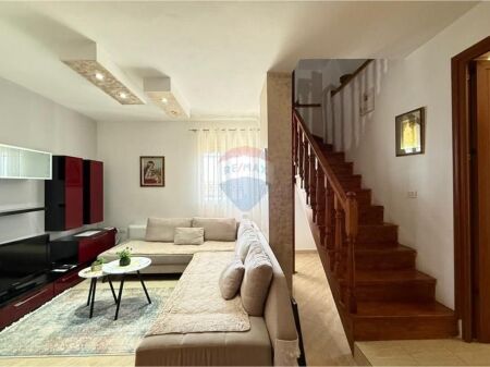 Në Shitje Duplex Vendndodhja: Rruga Mahmut Allushi, Fresk