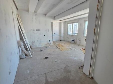 Shitet, Apartament 1+1+2, tek Ish Ekspozita, Tiranë