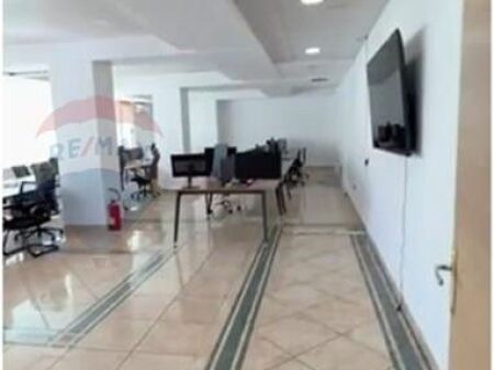 Jepet me Qira Ambjent për Zyra në Bllok