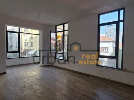 Jepet Ambjent Biznesi me qera tek Mine Peza/Donika Center