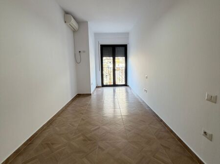 Jepet ambient per zyra me qera 1+1 tek Rruga e Sales Qender Tirane !