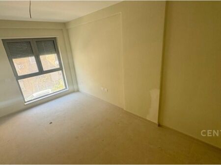 Shitet apartament 1+1 tek Shkolla e Kuqe, pranë Pazarit të Ri