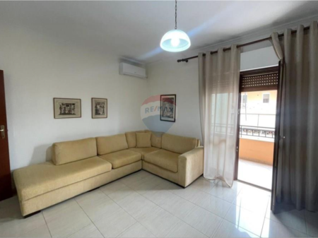 Apartament per qera 1+1 tek Komuna e Parisit