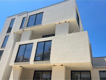 Shitet PentHouse 2+1 tek Porto Lalzi