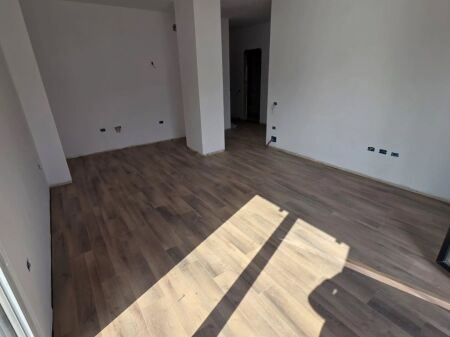 Shitet..! Tregu Elektrik Apartament 2+1+2+Verandë