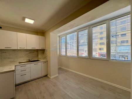 Qera, Ambient Zyre, 21 Dhjetori