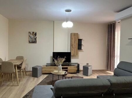 SHTËPI ME QERA  (PËRBALLË DELIJORGJIT)