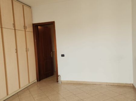 Jepet me qira 2+1+2,pallati me shigjetaj