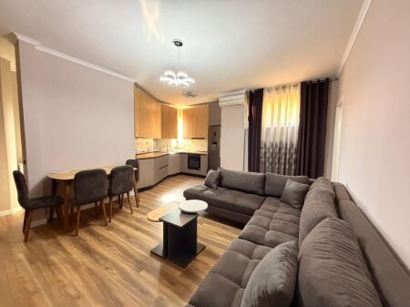 APARTAMENT 2+1 ME QIRA TEK RRUGA KUMINIT