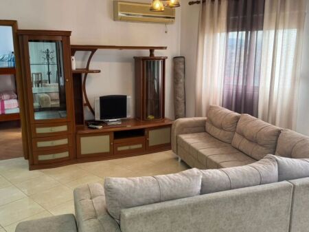 Jepet me qira..! Qëndër.. Rruga e Barrikadave Apartament 2+1