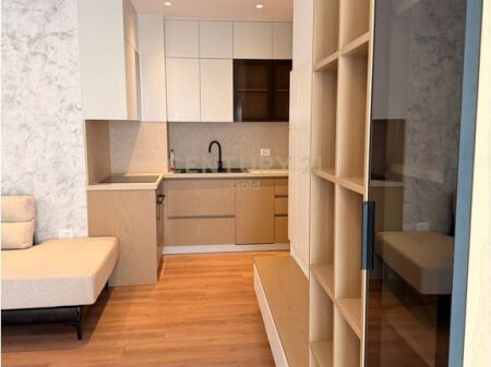 Appartamento moderno 2+1 in vendita vicino al centro di Tirana, nella zona di Kafe Flora.