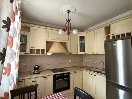 🏢Kopshti Botanik,prane Xhamise jepet me qera apartament,2+1+2,i mobiluar.60,000L