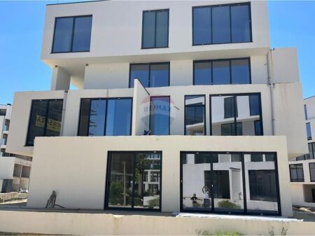 Shitet PentHouse 2+1 tek Porto Lalzi