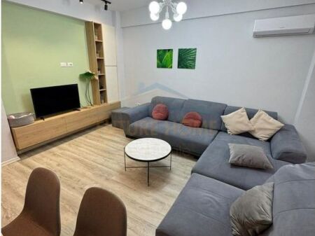Shitet, Apartament 3+1+2, Stacioni Trenit, Tiranë