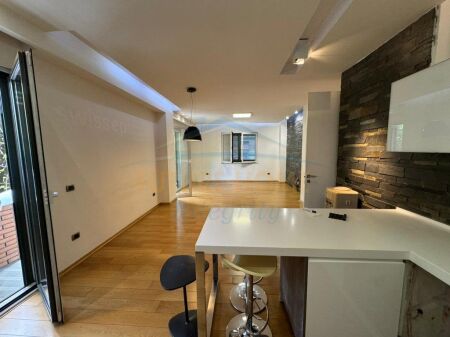 Qera, Apartament 2+1 për Zyra, Blloku, Tiranë.