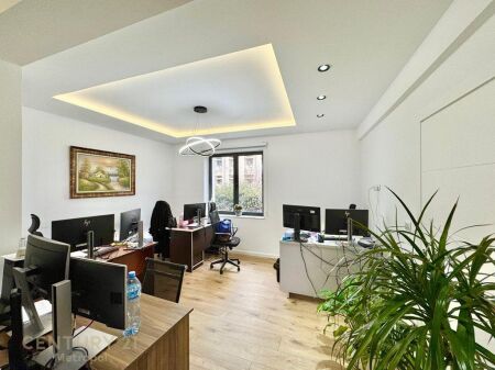 JEPET ME QERA AMBIENT PER ZYRE NE QENDER, BULEVARDI ZOGU I PARE !