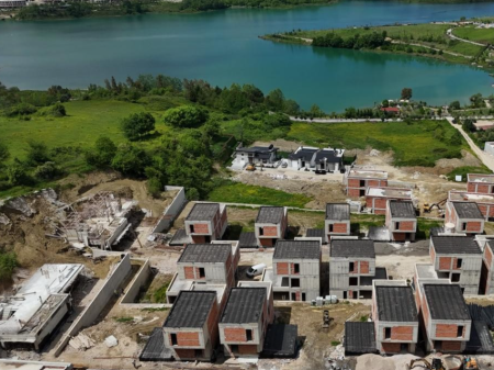 Villa Individuale su 3 Piani in Vendita – Residenza Tërfili, Lago di Farka
