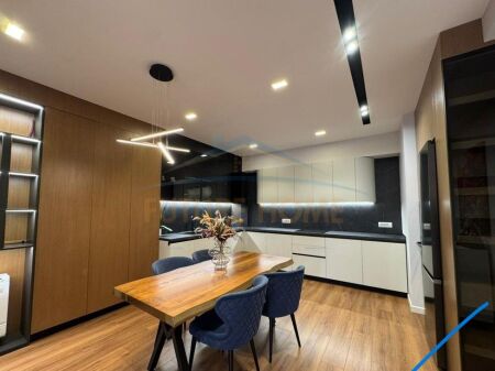 Qira, Apartament 2+1+2 +Post Parkimi , Bllok , Tiranë.