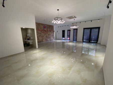 Locale commerciale in affitto 230 m², situato in una zona molto frequentata, all'incrocio vicino a Farmacia 10, sopra il locale Mon Cheri (secondo piano).
Il locale ha ingresso e scale private, adatto per uffici, cliniche, call center o varie attività commerciali.
Affitto mensile: 3500 Euro.
Per maggiori informazioni, si prega di contattare