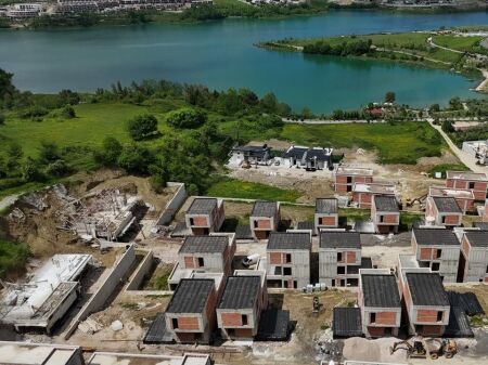 🏡Shitet vilë inviduale 3-katëshe te Residenca Tërfili pranë Liqenit të Farkës❗